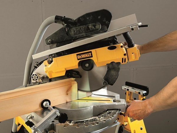 DEWALT D27113 305MM 1600W TABLALI GÖNYE TESTERE